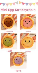 Vue verticale de cinq porte-clés en peluche tarte aux œufs avec des visages souriants