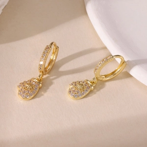 Détails des breloques gants dorés 14 carats avec zircons scintillants sur boucles d'oreilles