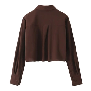 Vue arrière d'une chemise courte marron foncé à manches longues avec drapé fluide