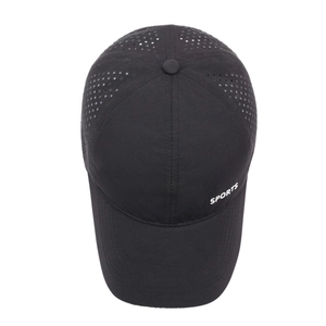 Berretto sportivo nero ad asciugatura rapida con mesh traforata al laser e scritta sport