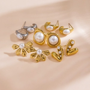 Orecchini A Lobo In Acciaio Inossidabile Con Künstliche Perle d'Imitazione Intarsiate Stile Retro Francese Cuore Fiore Placcato Oro Donna