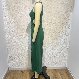 Dettaglio dell'abito in maglia verde senza maniche con un elegante taglio laterale