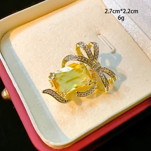 Vue macro détaillée d'une broche en pierre jaune, dimensions 2,7x2,2cm et poids de 6g