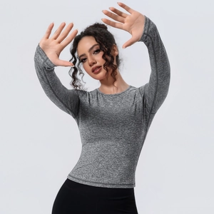 Détail du tissu gris chiné respirant et extensible sur le haut de yoga cintré