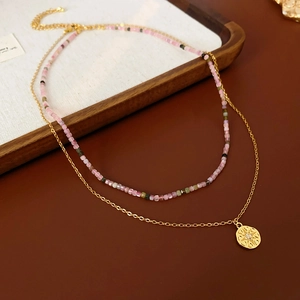 Détails du collier bohème à couches avec perles roses vertes et pendentif étoile dorée