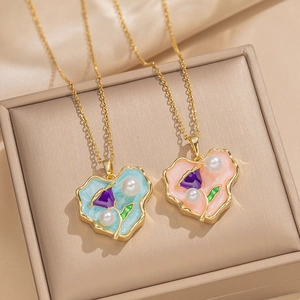 18k Gold Herzanhänger Halsketten mit blauem und rosa Emaille-Blumenmuster und Perlen