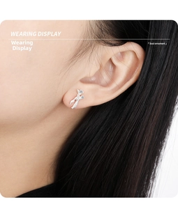 Detailed close-up of S925 sterling silver irregular stud earring with zircon accents