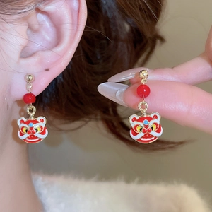 Détails des boucles d'oreilles lion à pompons rouges avec émail et clous dorés