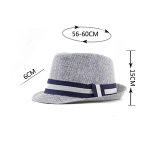 Detalle de dimensiones del sombrero fedora de paja trenzada azul y blanca para hombre
