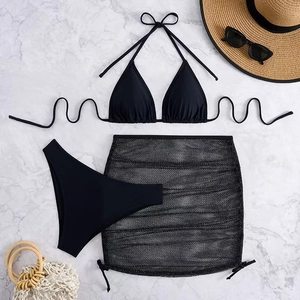 Détail d'un ensemble bikini 3 pièces noir avec jupe en maille et accessoires d'été