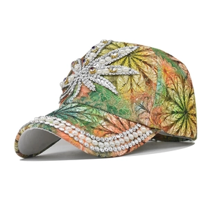 Vue détaillée de la casquette de baseball à imprimé feuilles avec strass et perles