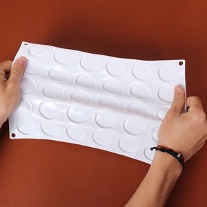 Stampo in silicone bianco a 30 fori per macaron e cioccolato con struttura flessibile