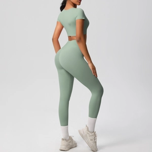 Détail d'un ensemble de yoga taille haute vert clair avec tissu sans couture et coupe