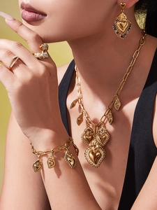 Gros plan d'un ensemble de bijoux en or vintage avec pendentifs en forme de cœur