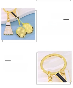 Détail du porte-clés raquette de badminton et volant avec finition émail à la main