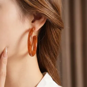 Boucles d'oreilles C en résine ambre chic pour femme avec une finition brillante rétro