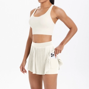 Détail d'une jupe de tennis plissée à taille haute avec poche cachée pour téléphone