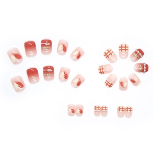 Set di unghie finte rosa e rosse con perle, strass e decorazioni a scacchi eleganti