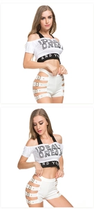 Detailansicht weißes Crop-Top mit Aufdruck und Shorts mit seitlichen Hohlraum-Schnallen