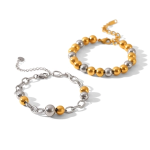 Bracelets en acier inoxydable bicolore or et argent avec perles sur fond blanc