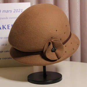 Elegante cappello cloche in lana caramello con fiore 3D e dettagli in perline dorate