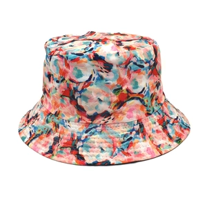 Détail d'un chapeau bob avec motifs graffiti abstraits colorés et texture en toile robuste