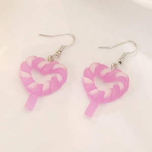 Détail des boucles d'oreilles sucettes en forme de cœur torsadé rose et blanc avec crochets