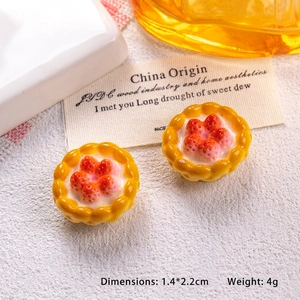 Vue macro de breloque tartelette fraise 1,4x2,2cm pour accessoires bijoux DIY créatifs