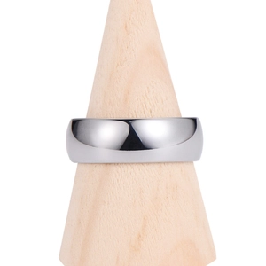 Bague en acier tungstène argenté poli avec finition bombée lisse sur un support