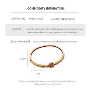 Dettaglio del bracciale in rame oro rosa con trifoglio in zircone e peso di 10,1 g