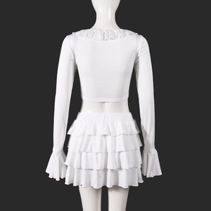 Vista posteriore del set crop top bianco a maniche lunghe e minigonna a balze