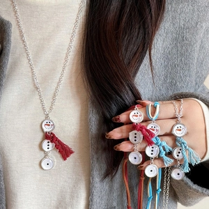 Mignon Collier Pendentif Bonhomme De Neige Avec Écharpe Tricotée Alliage Émail Hiver Noël Vacances Nouveauté Chaîne De Pull Pour Femmes