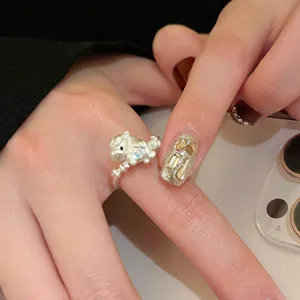 Détail macro d'une bague chien en argent avec de longues oreilles, bijou mignon et tendance