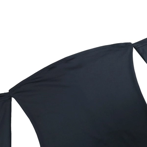 Gros plan sur l'encolure ourlée et la texture du tissu mat de cette robe noire sexy