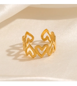 Vue détaillée d'une bague ajourée en cœur plaquée or 18K sur fond de soie beige