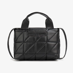 Minimalistische zwarte gewatteerde crossbodytas met driehoekstiksels en handvatten