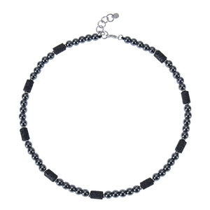 Détail du collier de 6 mm en perles d'œil de tigre et pierre de lave avec fermoir homard