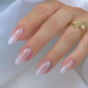 Unghie finte a mandorla rosa sfumato con glitter argento e dettagli in strass