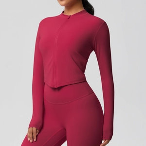 Détail de la veste de sport rouge baie avec col montant et legging sans couture