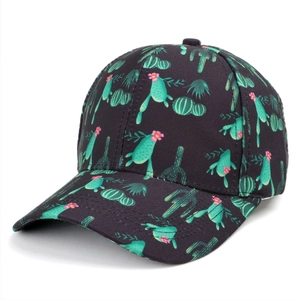 Stylische schwarze Baseballkappe mit leuchtend grünen Kakteen und rosa Blumenprints