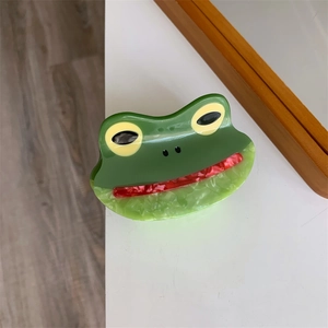 Nahaufnahme der grünen Frosch-Haarklammer aus geschichtetem Celluloseacetat-Material