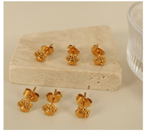 Gros plan détaillé des boucles d'oreilles pattes de chat plaquées or 18 carats