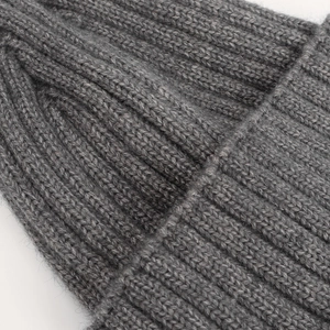 Dettaglio ravvicinato del berretto in maglia a coste grigio scuro e fibre spesse