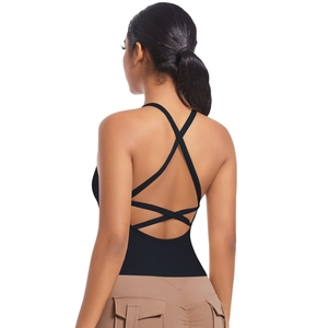 Vue détaillée du dos d'un soutien-gorge de sport noir avec fines bretelles croisées