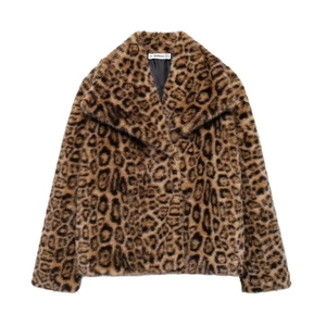Détail de la texture en fausse fourrure léopard et du col à revers classique de la veste