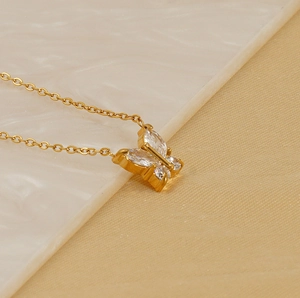 Détail du collier papillon en acier inoxydable plaqué or 18K avec cristal de zircon