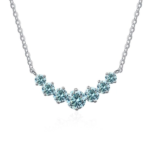 Makroaufnahme der 925 Sterling Silber Halskette mit sieben hellblauen Moissanit-Steinen