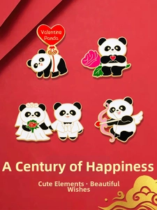 Nahaufnahme von vier Panda-Emaille-Anstecknadeln mit Herzballons und Hochzeitsthemen auf Rot