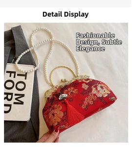 Détail du sac vintage rouge brodé de fleurs avec bandoulière en perles fines