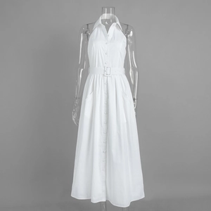 Détail de robe longue blanche sans manches avec col licou à revers et boutons avant